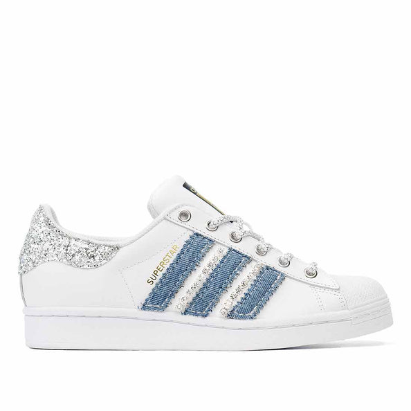 Adidas superstar in denim con strass brillanti sul lato e glitter argento sul retro
