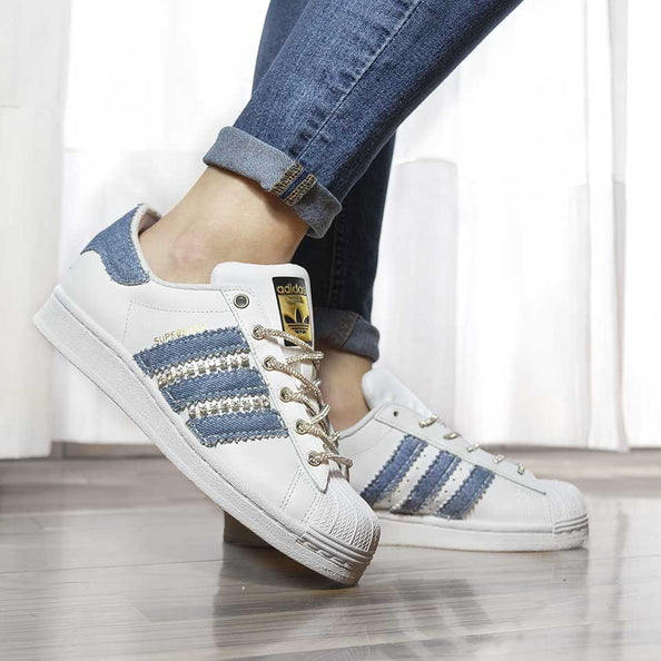 Adidas superstar in denim jeans con diamanti luccicanti e lacci brillantinati 