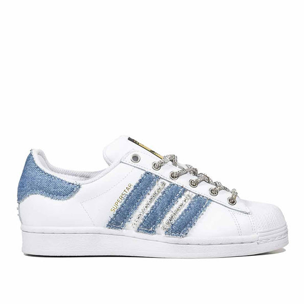 Adidas superstar in denim con strass brillanti sul lato e nei lacci