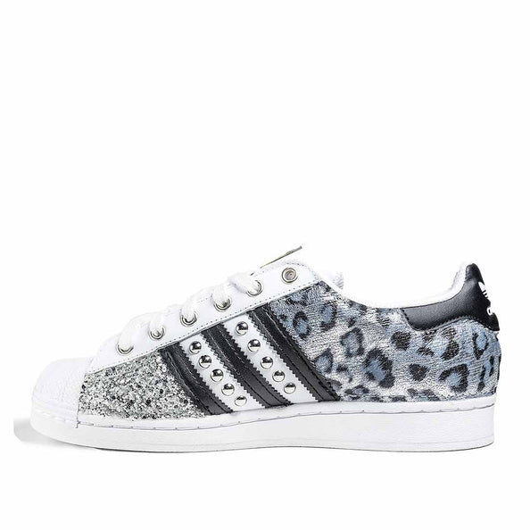 Scarpa adidas animalier con effetto reflex argento borchiette e glitter