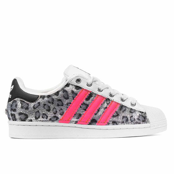 Adidas superstar leopardate con effetto riflettente e strisce fucsia fluo