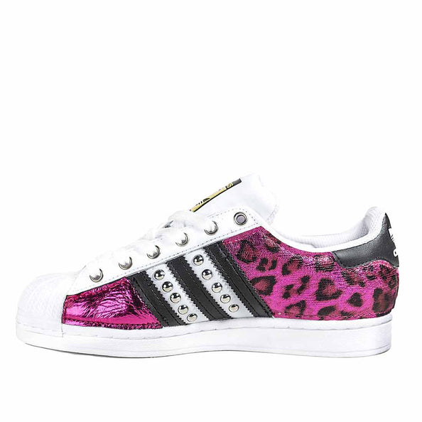 Scarpa adidas animalier con effetto reflex fucsia e borchie