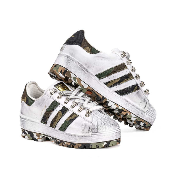 Scarpe adidas con suola mimetica gancetti argento ed effetto dirty