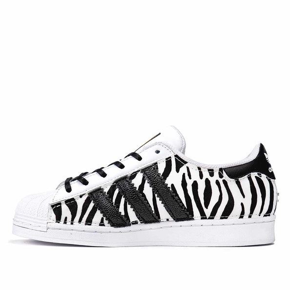 Scarpe da ginnastica adidas zebrate con lacci neri