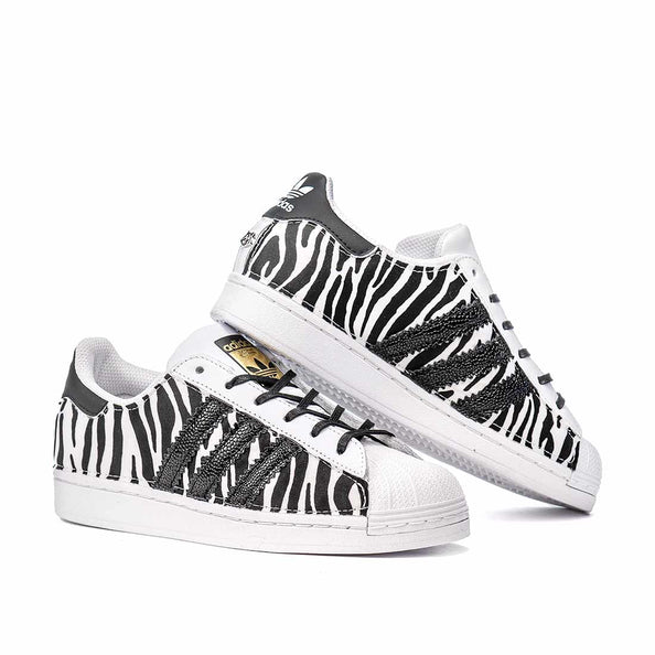 Adidas superstar zebrate bianche e nere con bande in pelle nera