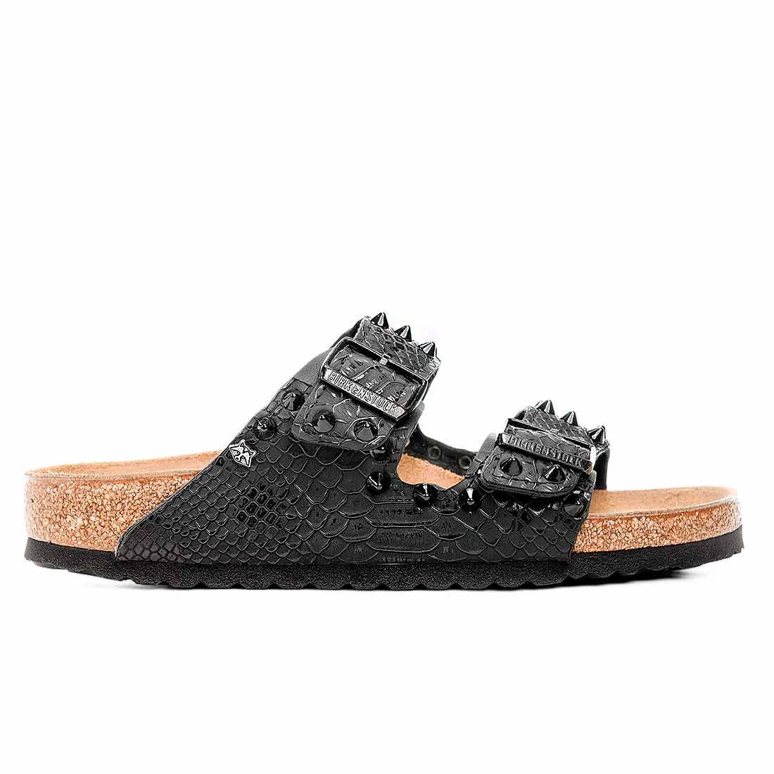 Birkenstock modello Arizona colore nero in pitone nero con borchie a punta smaltate nere