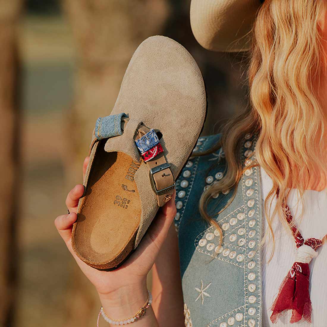 birkenstock boston con bandana rossa e blu 