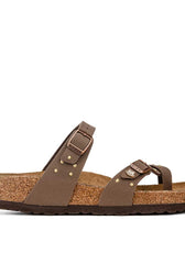 sandalo birkenstock color marrone con borchiette oro