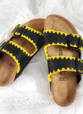 Personalizzazione Birkenstock Arizona nere con Ricamo Giallo - Outlet