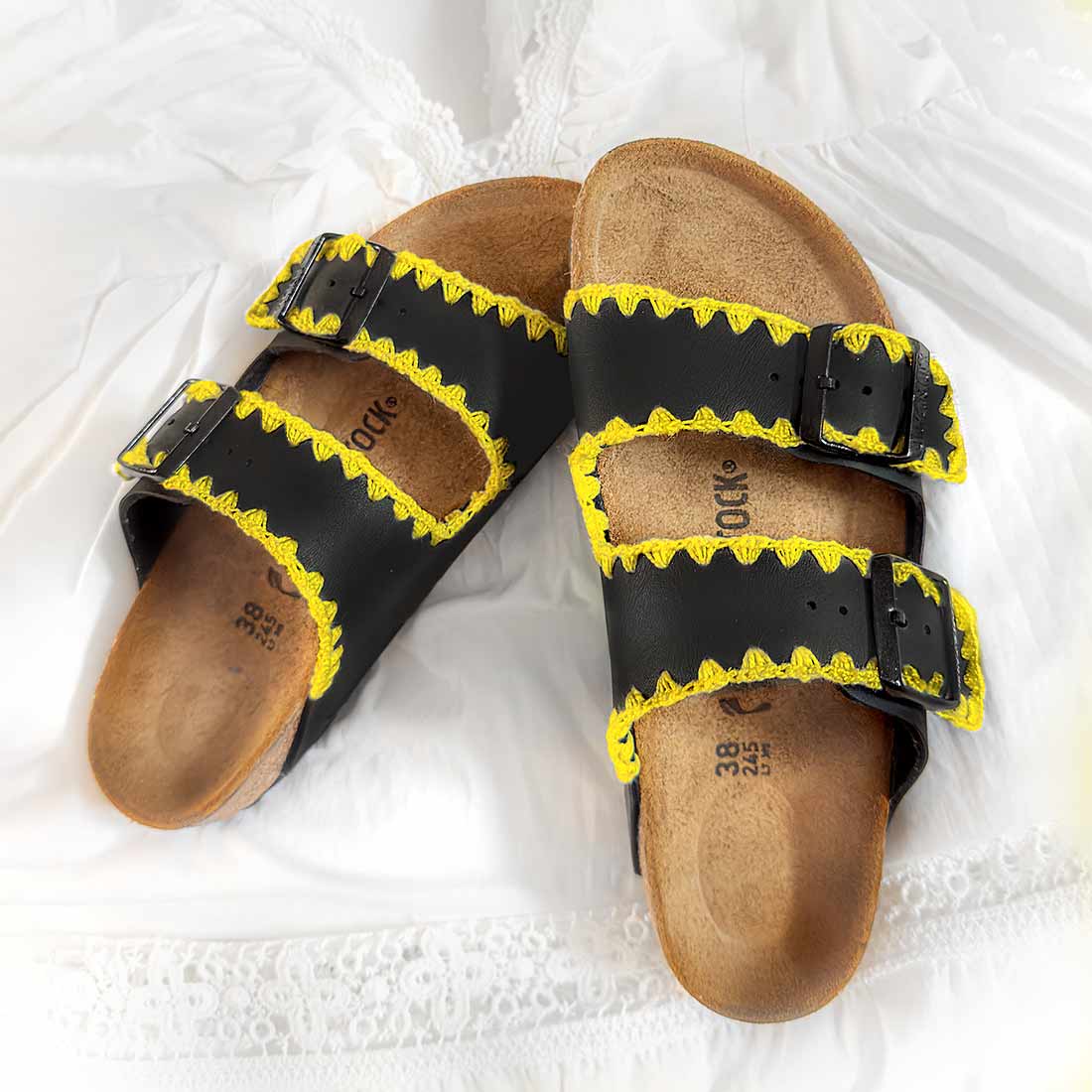 Personalizzazione Birkenstock Arizona nere con Ricamo Giallo - Outlet