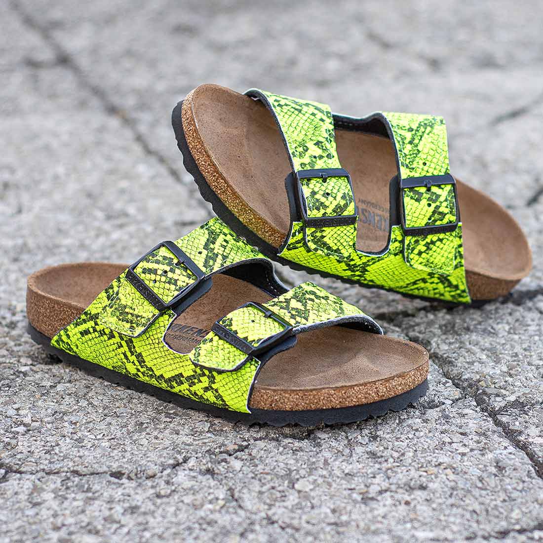 Ciabatte marca birkenstock modello arizone personalizzate e pitonate realizzate in pitone colore giallo neon fluo o fluorescente e fosforescente
