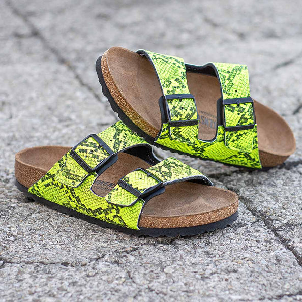 Ciabatte marca birkenstock modello arizone personalizzate e pitonate realizzate in pitone colore giallo neon fluo o fluorescente e fosforescente