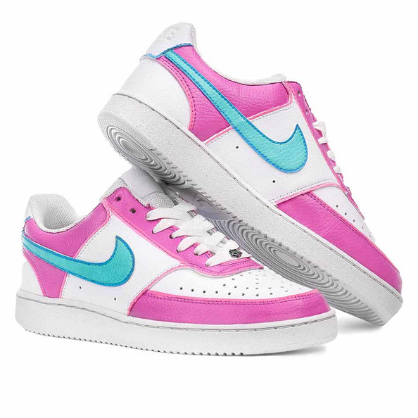 Scarpe da ginnastica nike bianche disegnate a mano rosa e azzurro