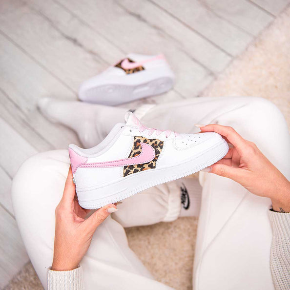 Nike air Force leopardate con Baffo rosa
