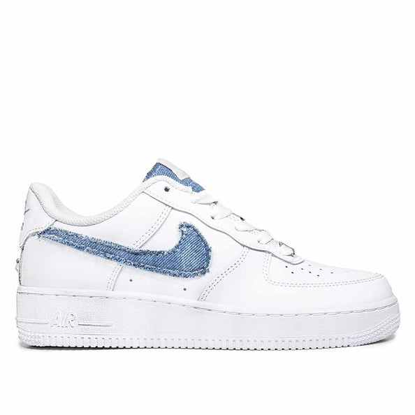 Nike air force bianche con swoosh e lingua in denim jeans blu