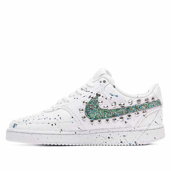 Nike court swoosh brillantinato verde con effetto tempera in nero e azzurro e borchie