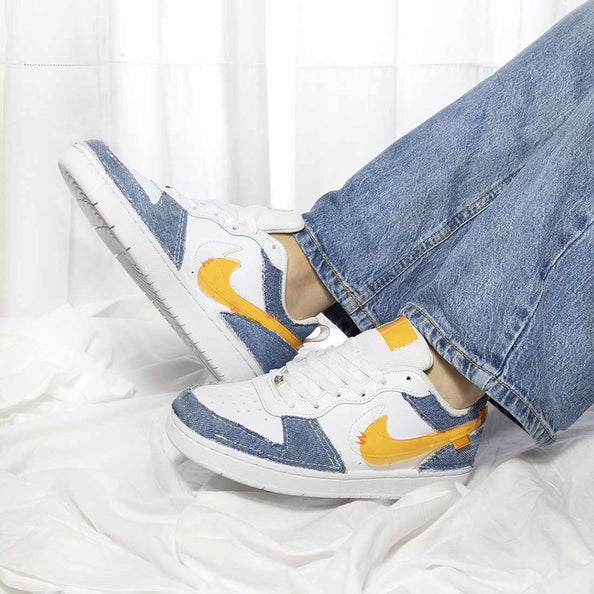 Nile court con swoosh in vinile arancione e inserti in denim jeans