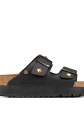 Sandali Birkenstock con la suola alta nere con borchie oro a piramide