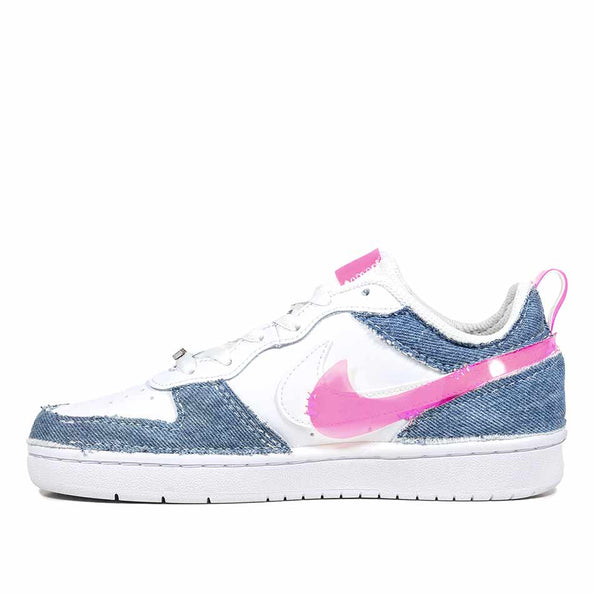 Nike bianche con jeans e vinile fucsia