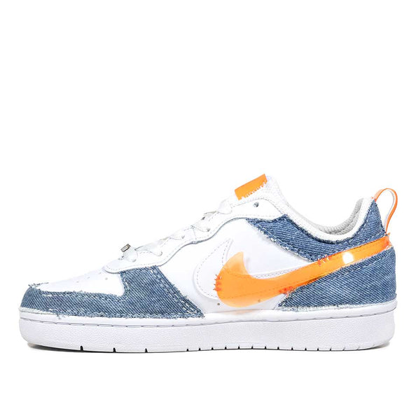 Nike bianche con jeans e vinile arancio
