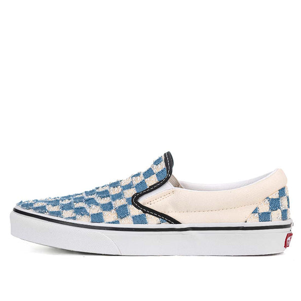 scarpe vans a scacchi con jeans e perle avorio