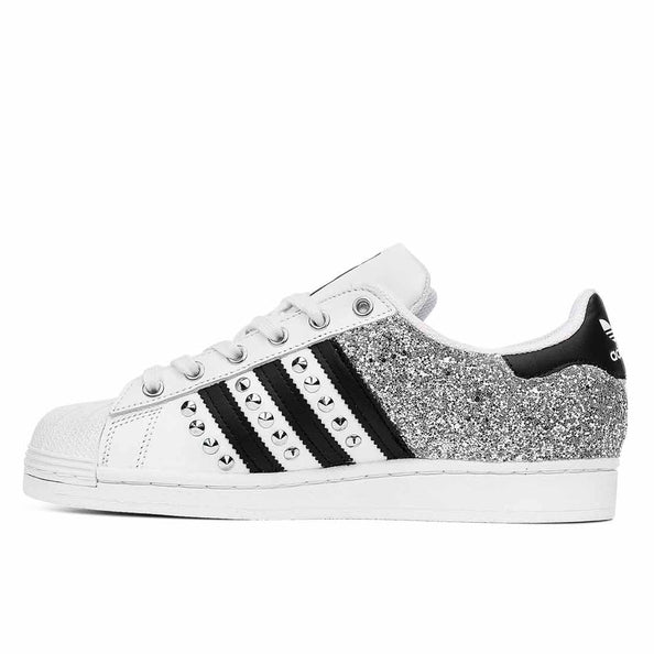 Scarpe da ginnastica bianche Adidas con borchie e brillantini argento 