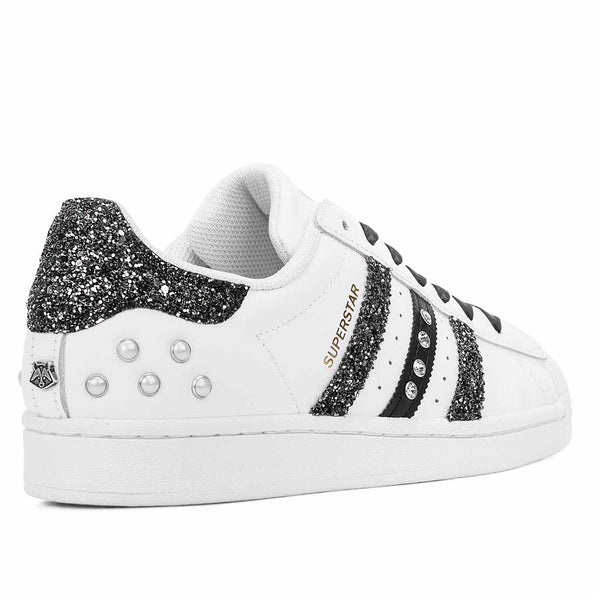 Superstar bianche con brillantini neri perle sul retro e gioielli 