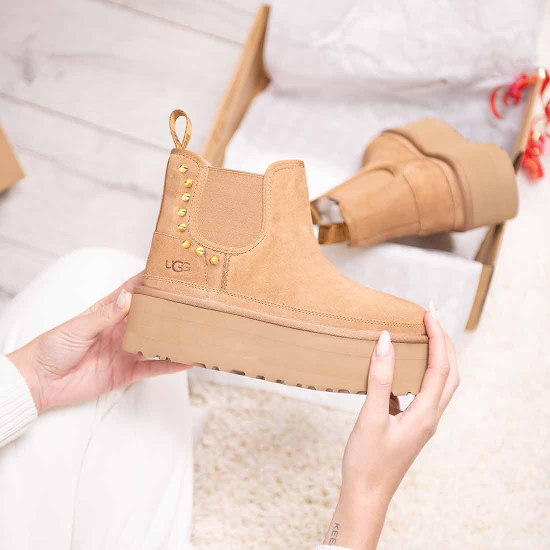 UGG platform con borchie oro laterali
