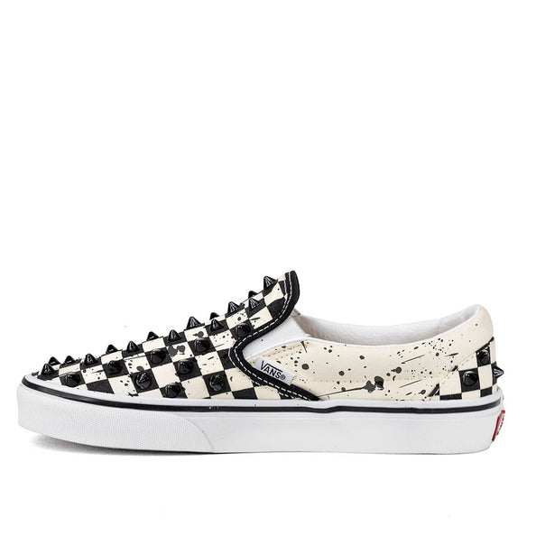 Vans a scacchi con borchiette nere ed effetto dripping
