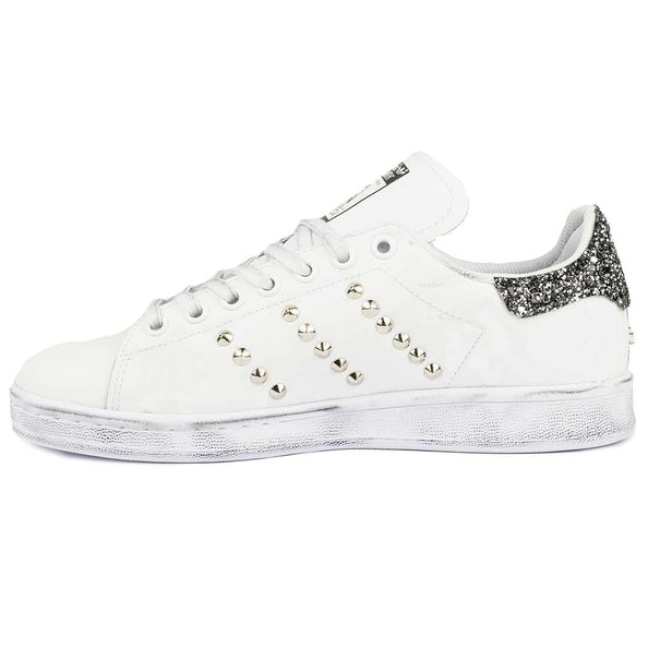 sneakers personalizzate con brillantini neri e borchie