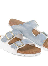 birkenstock bianca con dettaglio in tessuto denim cucito a mano sulla cinghia