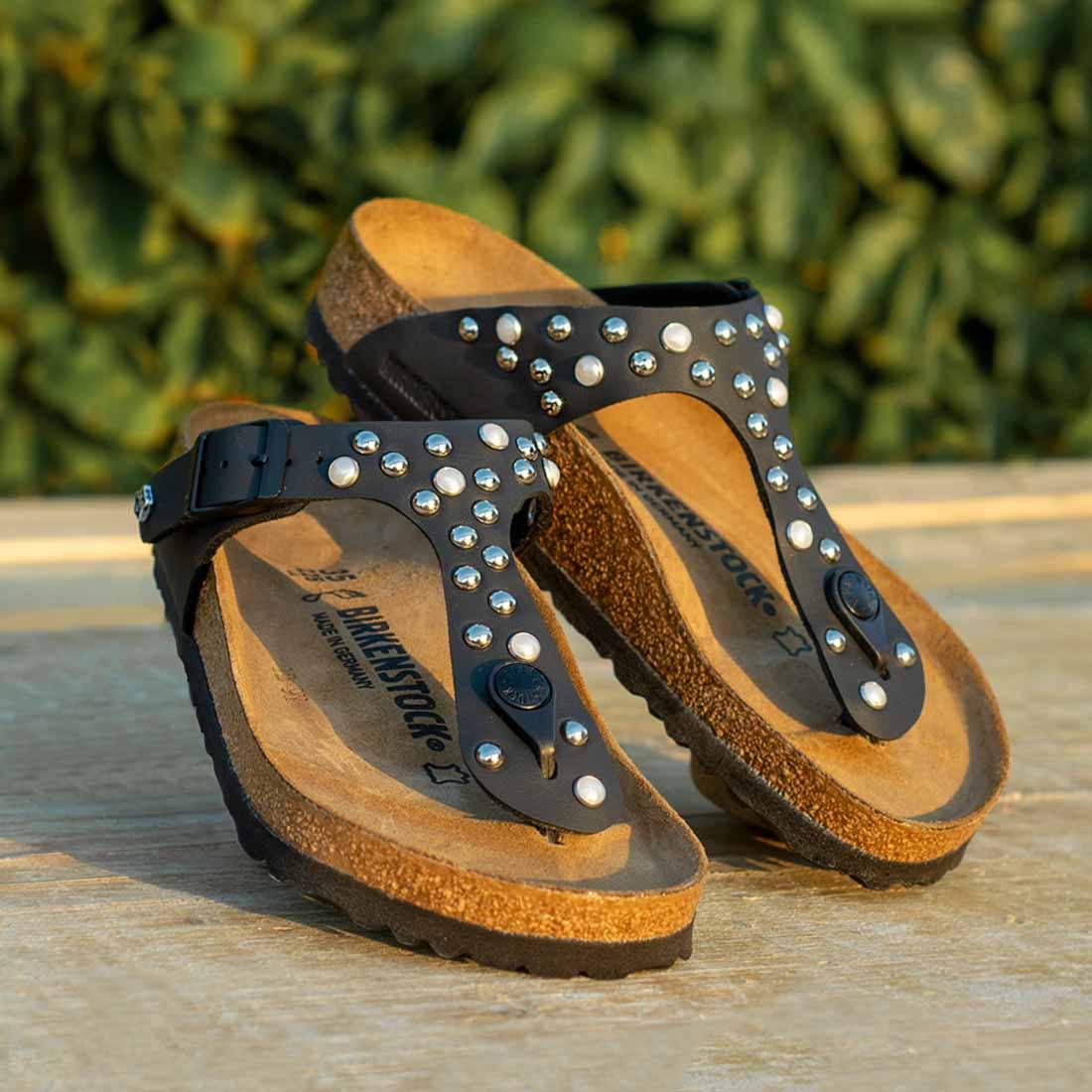 birkenstock gizeh nere con perle e borchie argento