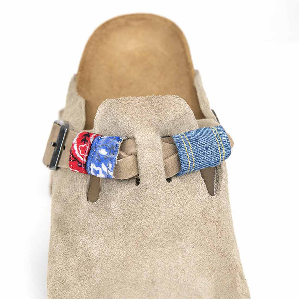 ciabatte birkenstock taupe con bandana rossa e blu e denim jeans