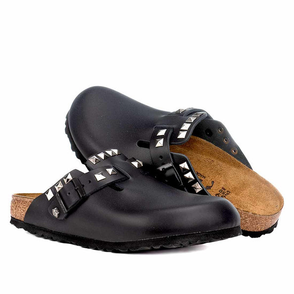 ciabatte Birkenstock Boston in pelle nera con borchie a piramide argento