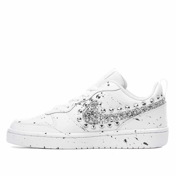 Nike court swoosh brillantinato argento con effetto tempera in bianco e nero e borchie