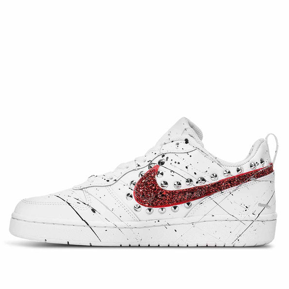 Nike court swoosh brillantinato rosso con effetto tempera in bianco e nero e borchie
