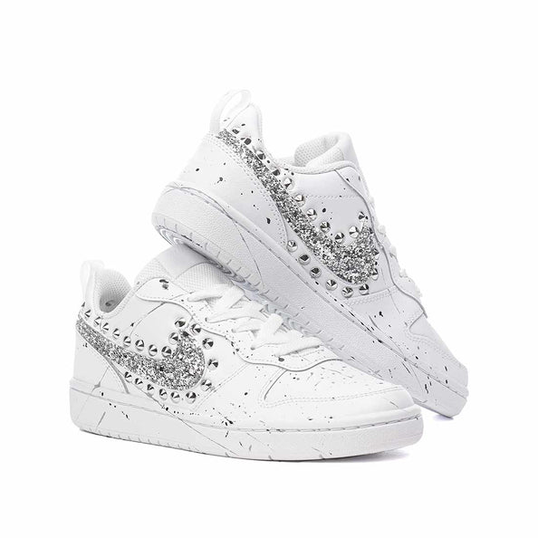 Nike bianche con effetto tempera schizzata brillantini argento e borchie argento