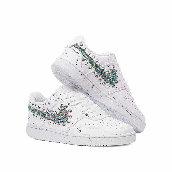 Nike bianche con effetto tempera schizzata brillantini verdi e borchie argento