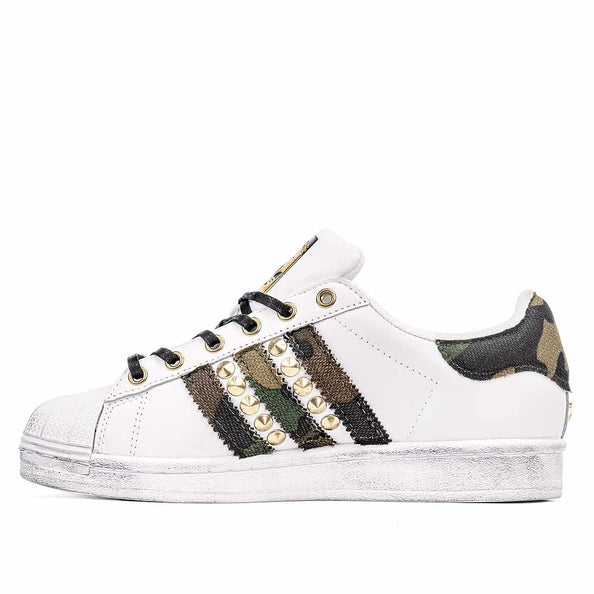 scarpe adidas bianche con inserti camouflage con borchiette oro