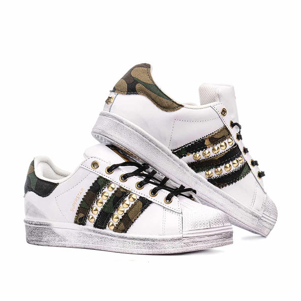 adidas mimetiche verdi con borchie oro e effetto vintage