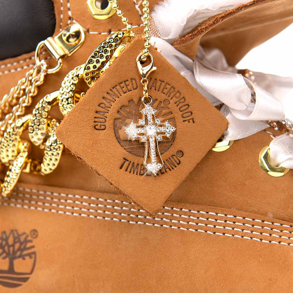 Timberland con ciondolo a croce con diamanti
