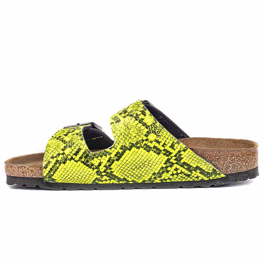 Arizona marca birkenstock realizzate in pitone colore giallo neon fluo fluorescente