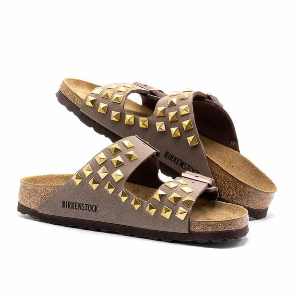 sandali borchiati birkenstock arizona marroni con borchie a piramide oro