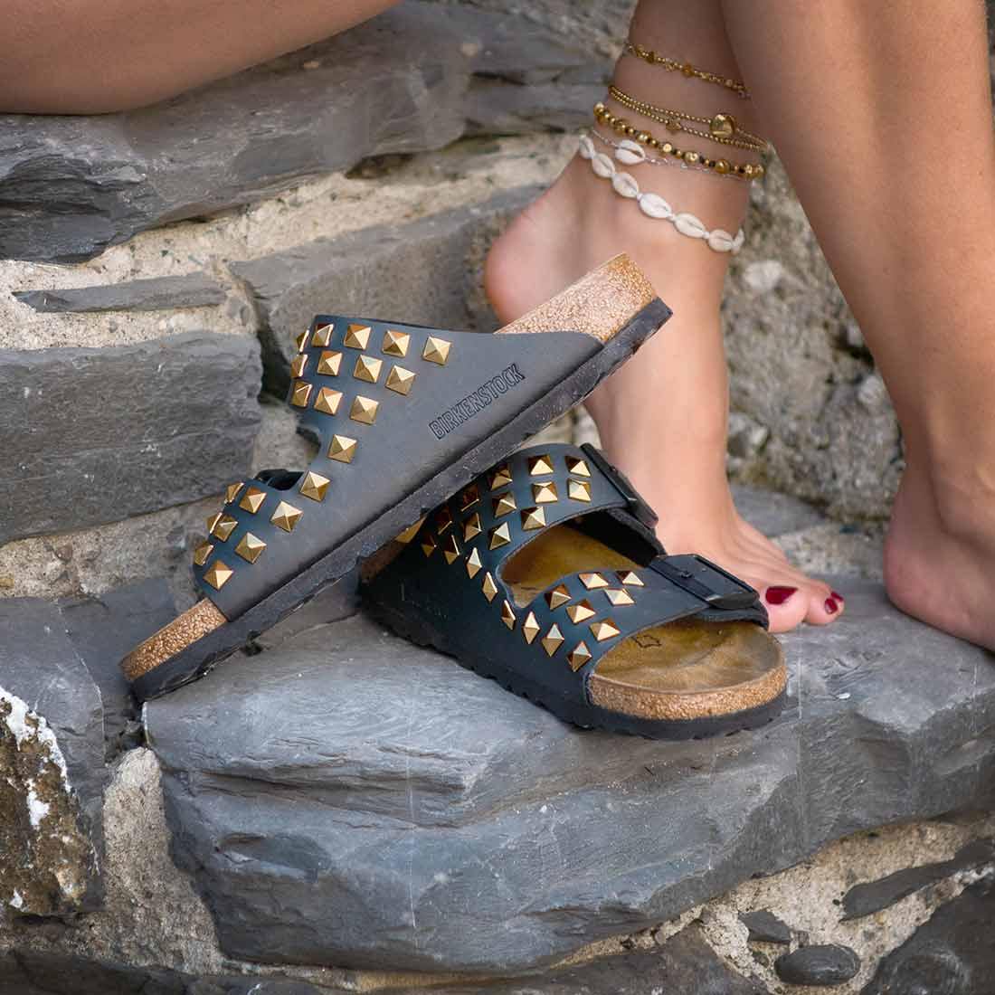 birkenstock arizona borchiate a piramide oro