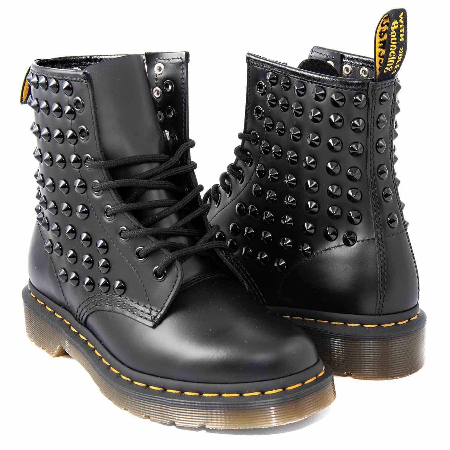 scarpe dott martens 1460 personalizzate con borchie nere