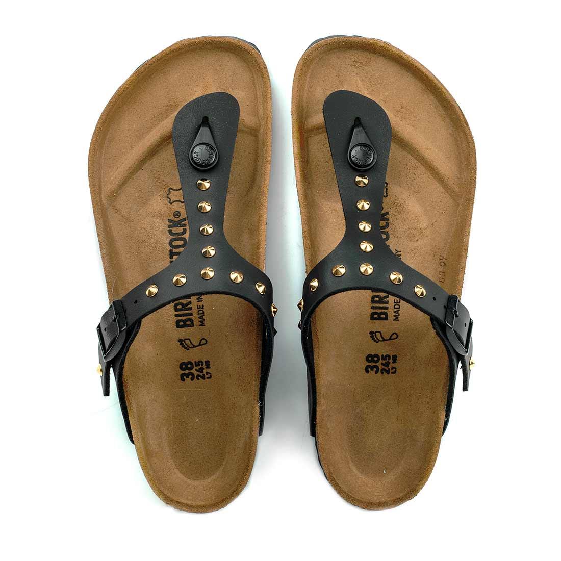 Sandali birkenstock borchiati modello gizeh con borchie a cuneo colore oro