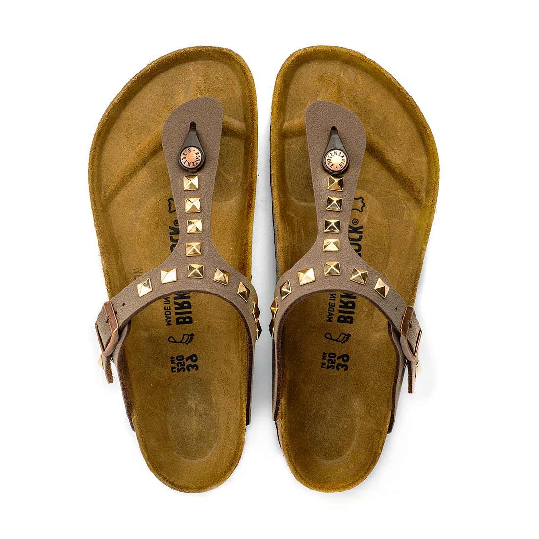 sandali birkenstock gizeh con borchie oro - colore marrone mocca 