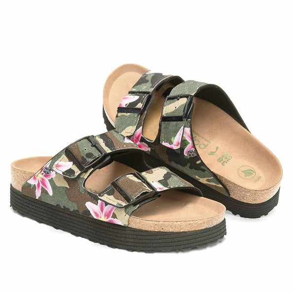 sandali camo con fiorellini rosa