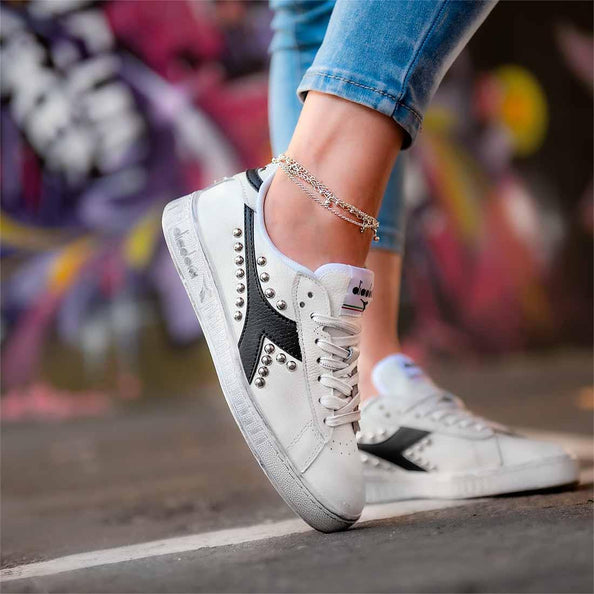 scarpe diadora game basse in pelle bianca con borchie e dettagli nero