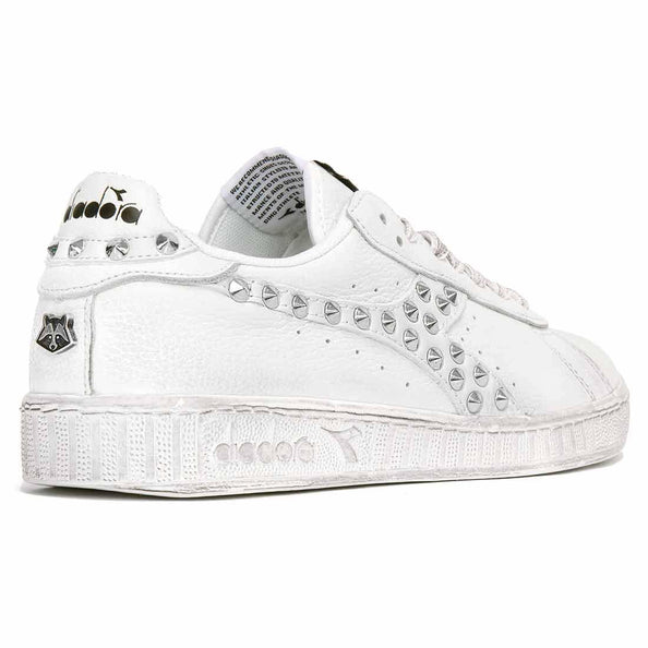 scarpe diadora basse con borchie bianche